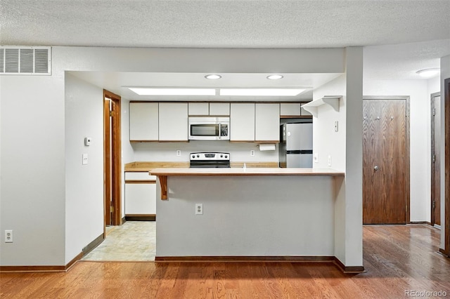 2960 Shadow Creek Dr Unit 201, Boulder, CO 80303 - kitchen featuring freestanding refrigerator, range with electric stovetop, light wood-type flooring, light countertops, and recessed lighting