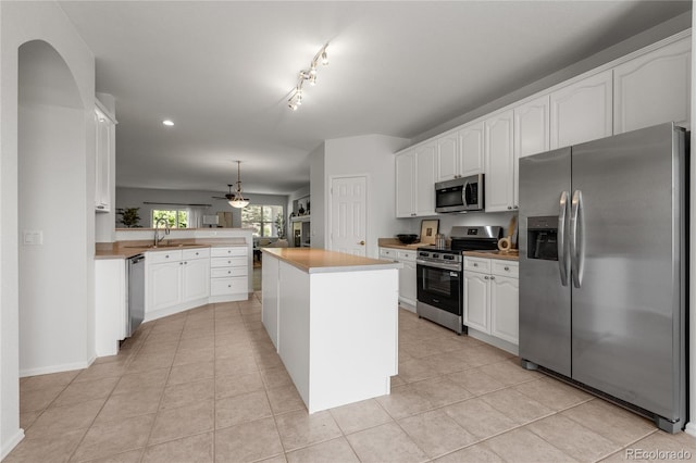 23421 E Long Pl, Aurora, CO 80016 - kitchen with stainless steel appliances, white cabinetry, a peninsula, a ceiling fan, and recessed lighting
