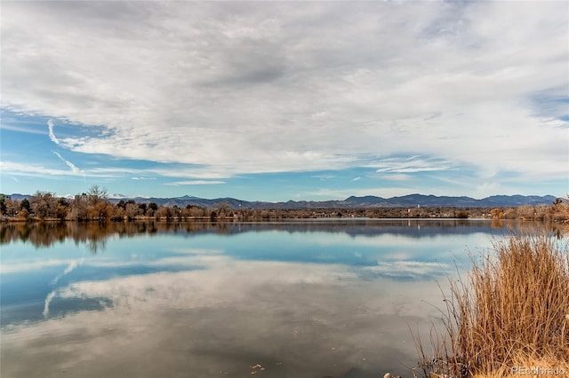 water view featuring a mountain view