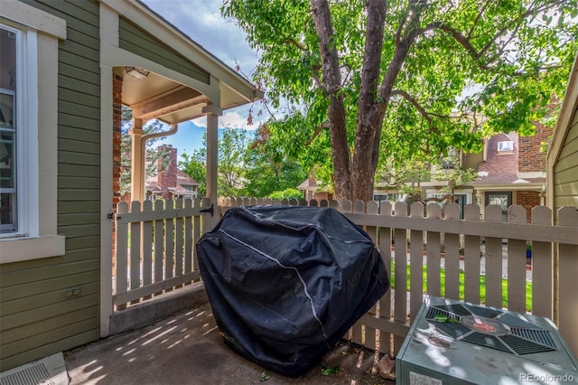 14093 E Radcliff Cir, Aurora, CO 80015 - deck with a grill