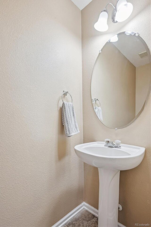 7342 S Mobile St, Aurora, CO 80016 - bathroom featuring baseboards and a sink