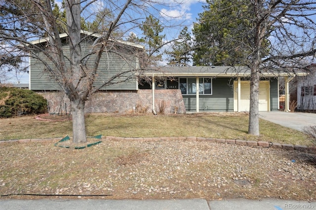 view of front of home featuring a front lawn