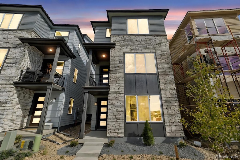 view of front of property featuring a balcony