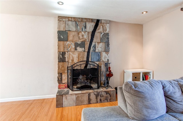 living area with baseboards, wood finished floors, and recessed lighting