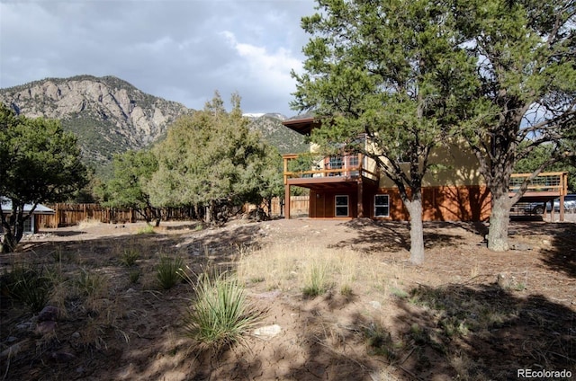 view of yard featuring a mountain view