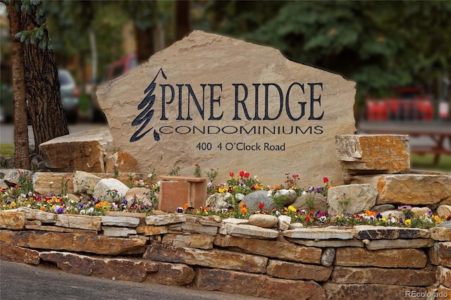 view of community / neighborhood sign