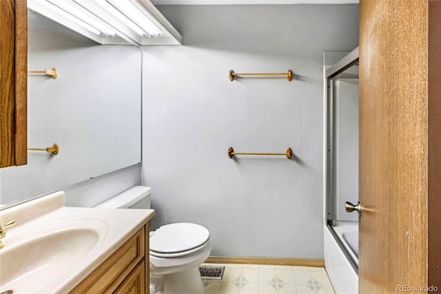 1209 S Flower Cir Unit C, Lakewood, CO 80232 - bathroom featuring vanity, toilet, baseboards, and bath / shower combo with glass door