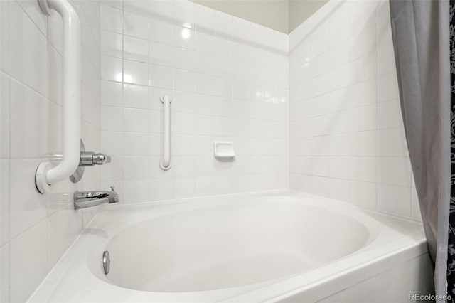 bathroom featuring shower / tub combo