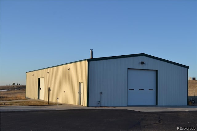 view of outdoor structure with an outbuilding