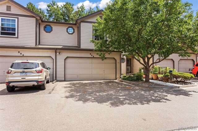 view of front facade featuring a garage