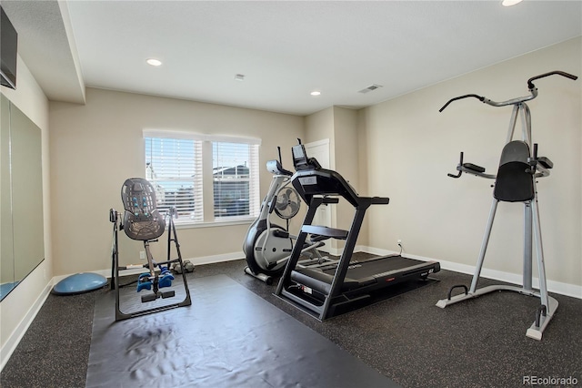 exercise room featuring recessed lighting, visible vents, and baseboards