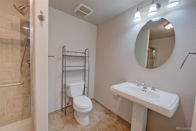 full bath featuring baseboards, visible vents, toilet, and a stall shower