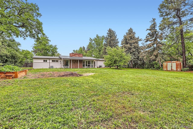 845 Everett St, Lakewood, CO 80215 - view of grassy yard featuring a porch