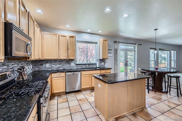 11321 Mesa Verde Pl, Parker, CO 80138 - kitchen featuring appliances with stainless steel finishes, a sink, light brown cabinets, a center island, and recessed lighting