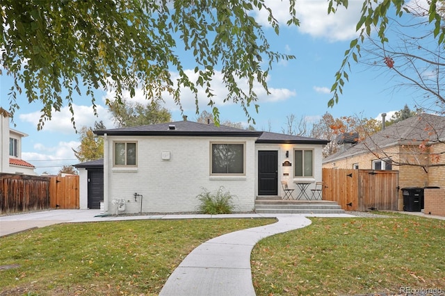 view of front of property featuring a front yard