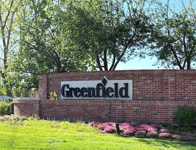 view of community / neighborhood sign