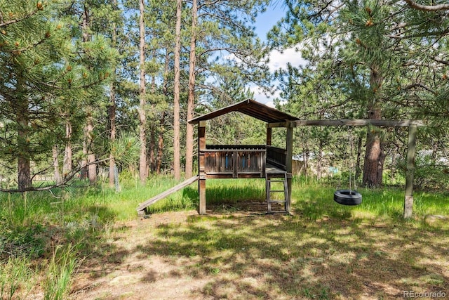 view of yard with a detached carport