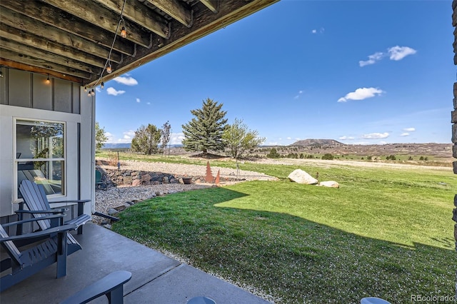 view of grassy yard featuring a mountain view