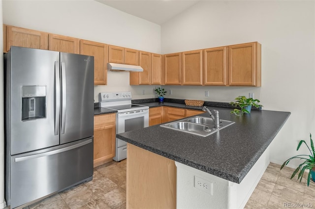 kitchen featuring sink, stainless steel refrigerator with ice dispenser, kitchen peninsula, a towering ceiling, and electric stove