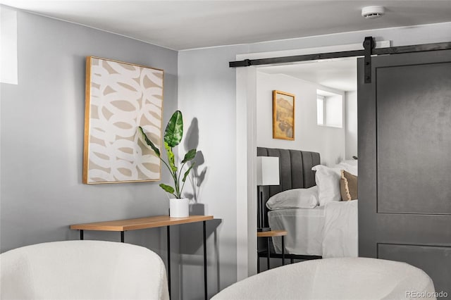 bedroom featuring a barn door