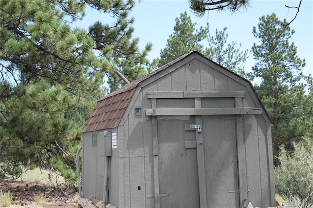 details featuring roof with shingles and a gambrel roof