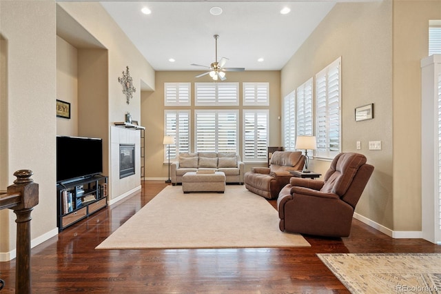 living area featuring dark wood-type flooring, recessed lighting, and baseboards