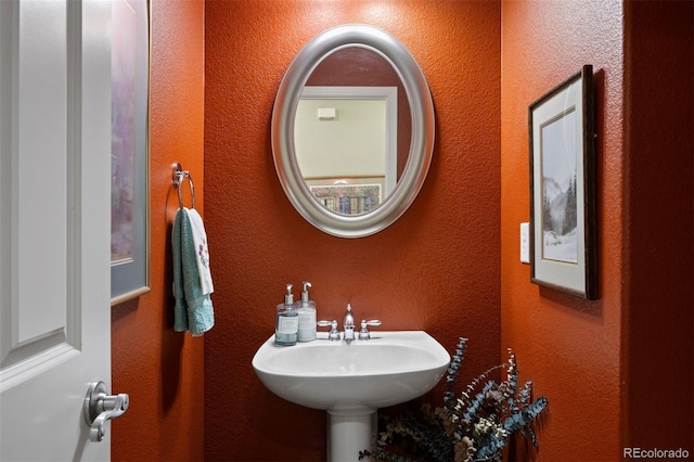 4373 E Phillips Pl, Centennial, CO 80122 - bathroom featuring a sink and a textured wall
