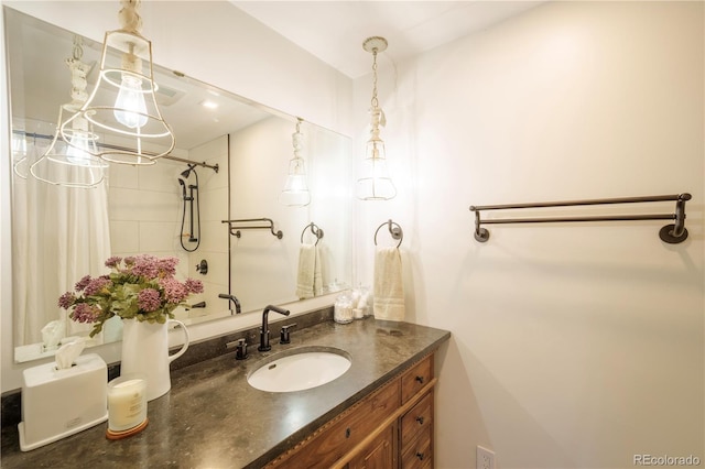 full bathroom featuring a shower with curtain and vanity