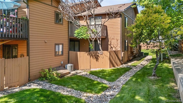 9587 W 89th Cir, Broomfield, CO 80021 - view of side of property featuring a balcony
