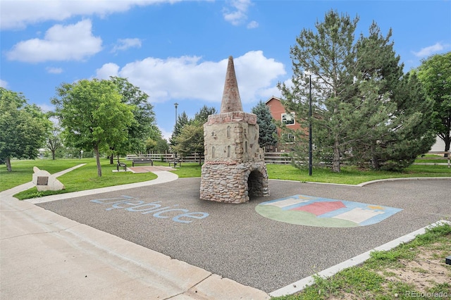 309 S 30th Ave, Brighton, CO 80601 - surrounding community featuring uncovered parking and a lawn
