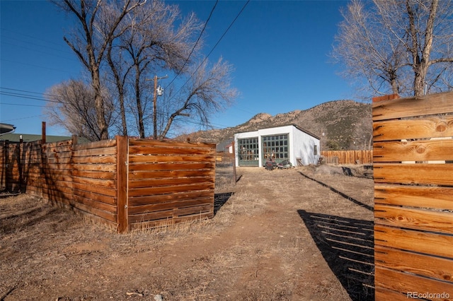 view of yard featuring a mountain view