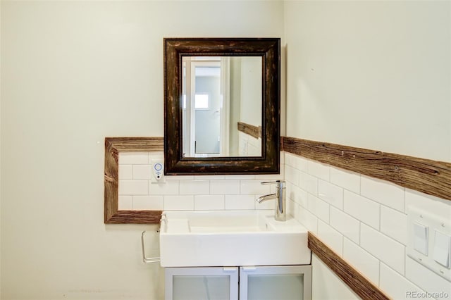 bathroom with tasteful backsplash and vanity
