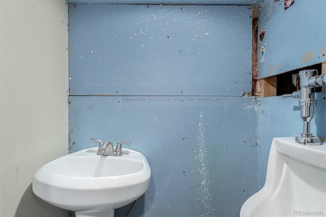 bathroom featuring sink