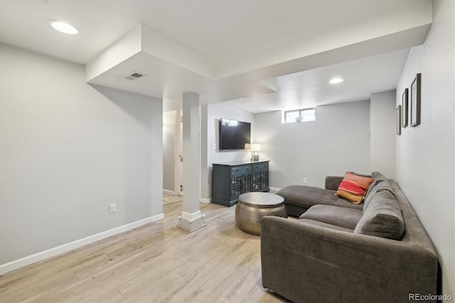 living room featuring recessed lighting, baseboards, visible vents, and light wood-type flooring