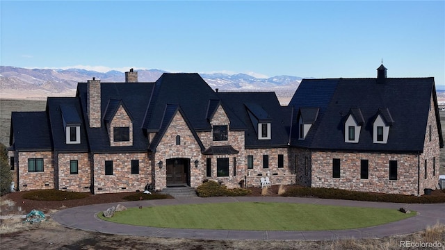 view of front of home featuring a mountain view and a front yard