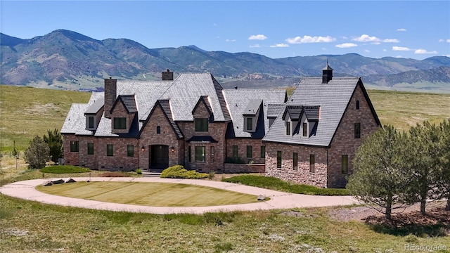 view of front of property with a mountain view and a front yard