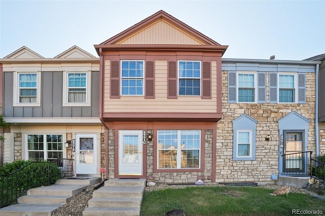 townhome / multi-family property with stone siding