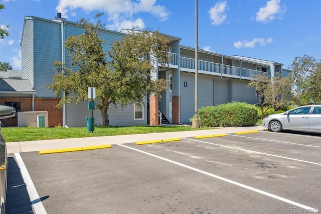3141 S Tamarac Dr Unit 206E, Denver, CO 80231 - view of building exterior with uncovered parking