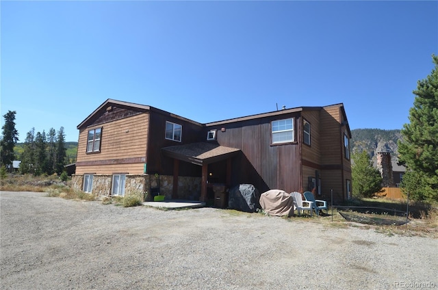 view of front facade with driveway