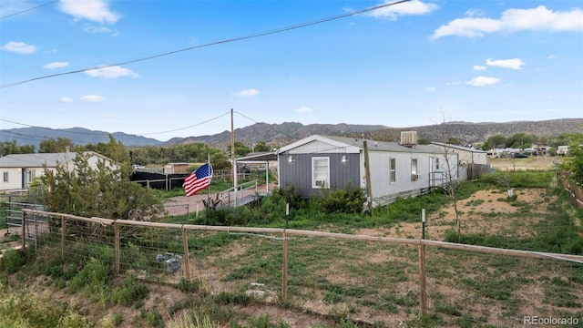 view of yard featuring a mountain view