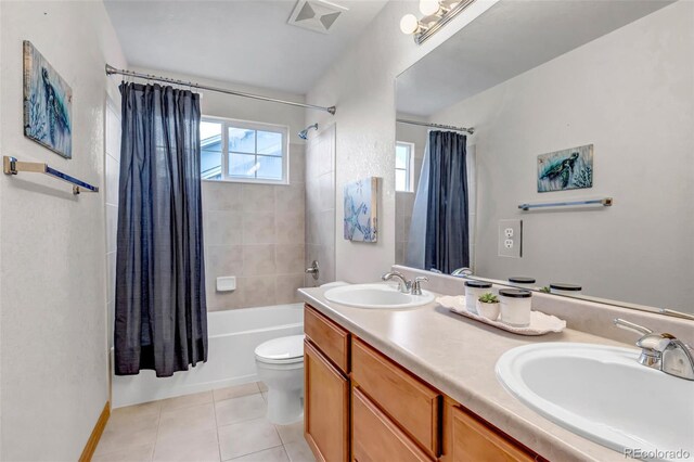 full bath with toilet, visible vents, a sink, and shower / tub combo with curtain
