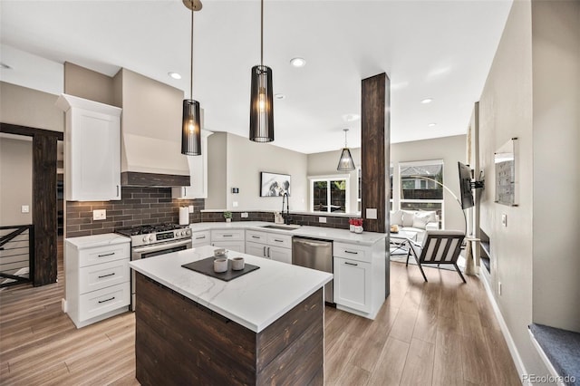 10553 Stonemeadow Dr, Parker, CO 80134 - kitchen featuring stainless steel appliances, light wood-style floors, backsplash, a kitchen island, and recessed lighting