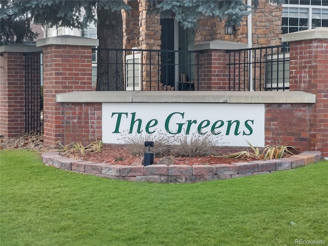 community / neighborhood sign featuring a lawn