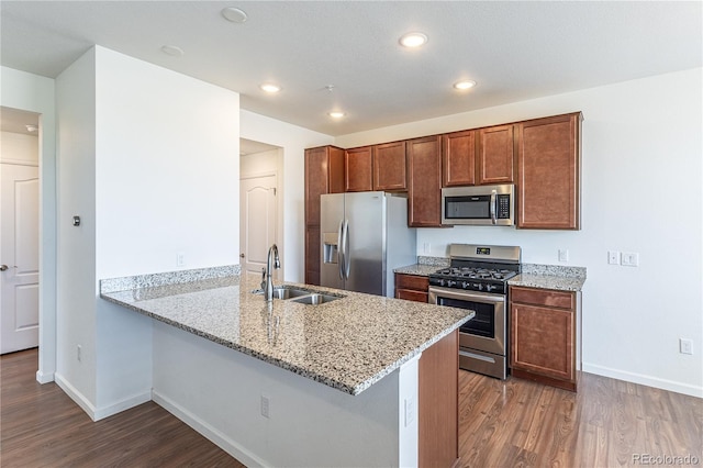 4605 Copeland Loop Unit 103, Highlands Ranch, CO 80126 - kitchen with stainless steel appliances, a sink, wood finished floors, a peninsula, and recessed lighting