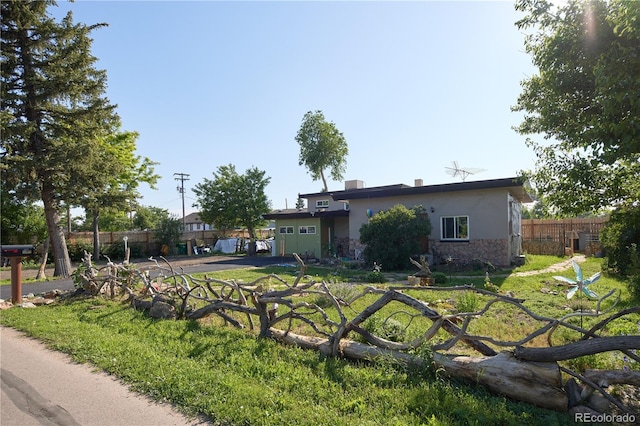 1075 S Ames St, Lakewood, CO 80226 - view of front facade featuring stone siding and stucco siding