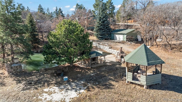 view of yard with an outbuilding