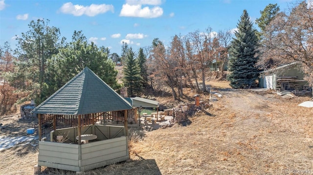 view of yard featuring an outbuilding