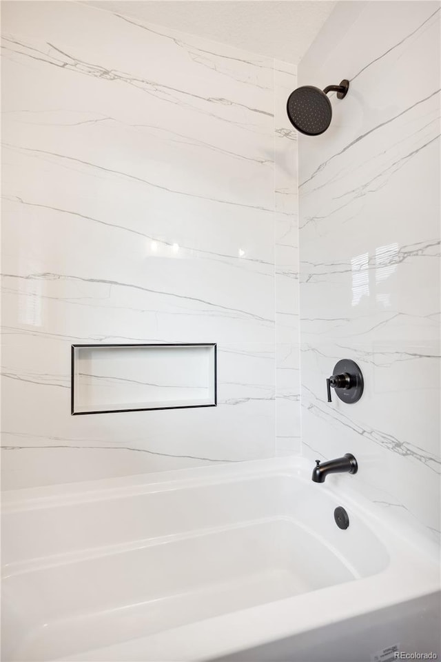 bathroom featuring tiled shower / bath combo