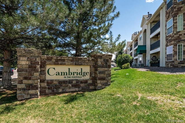 community / neighborhood sign featuring a lawn