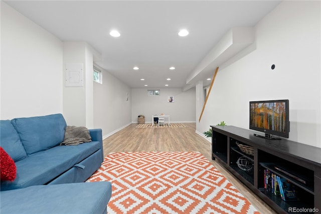 living room with light wood-style floors, recessed lighting, and baseboards